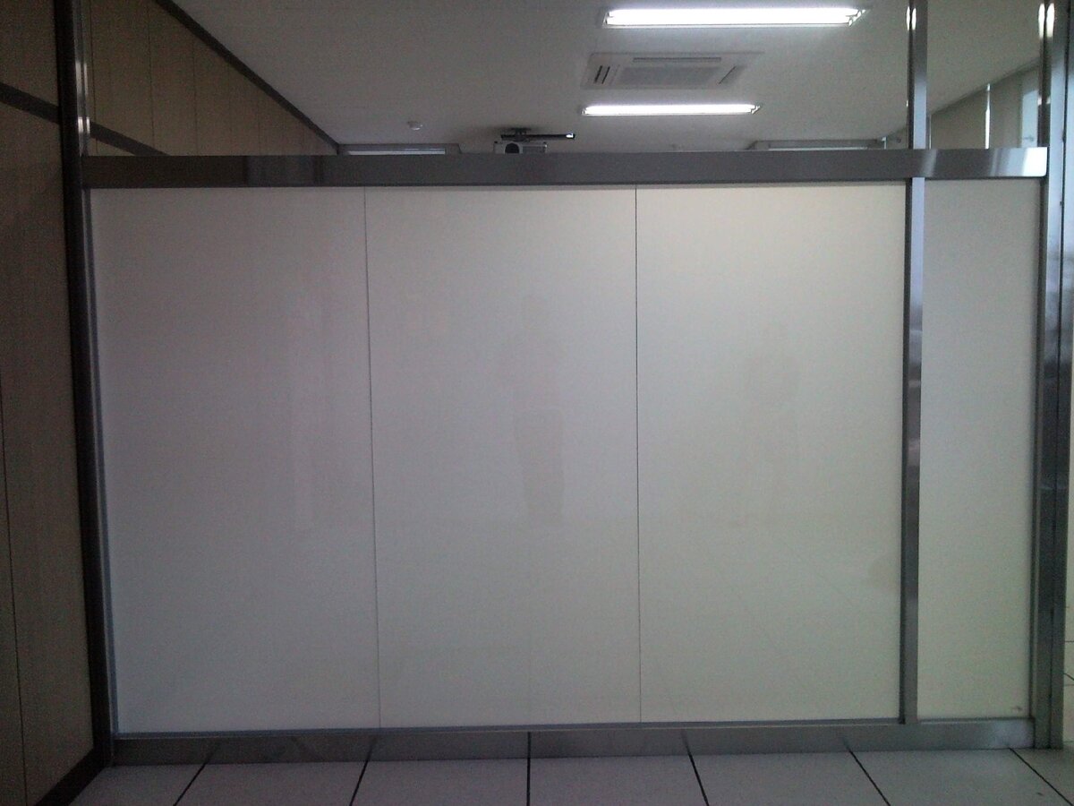 Перегородка со смарт стеклом в выключенном состоянии