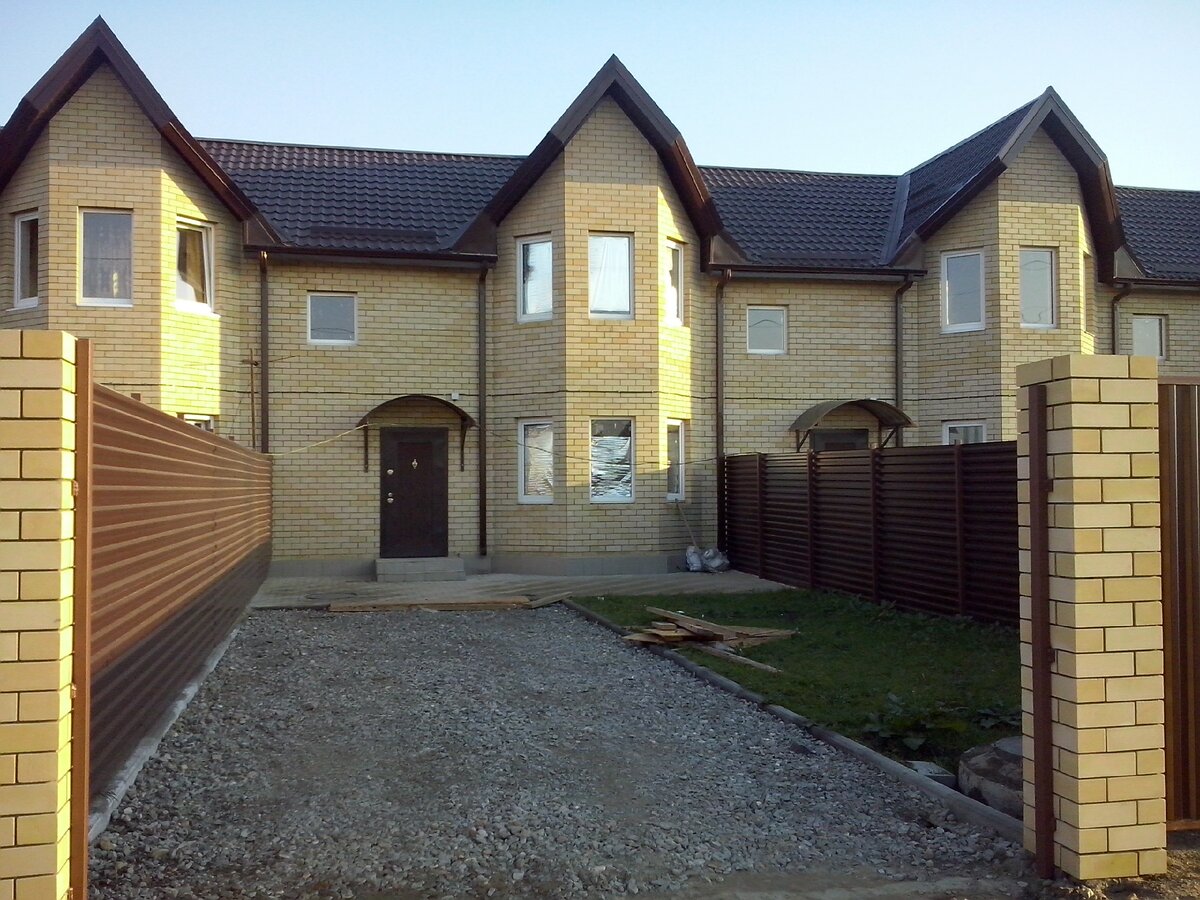 Типичный таун-хаус в окрестностях Краснодара (Яблоновский), популярный вариант. Фото автора