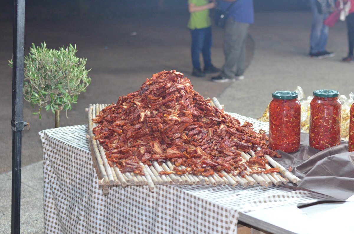 Вяленые томаты на ярмарке в Италии