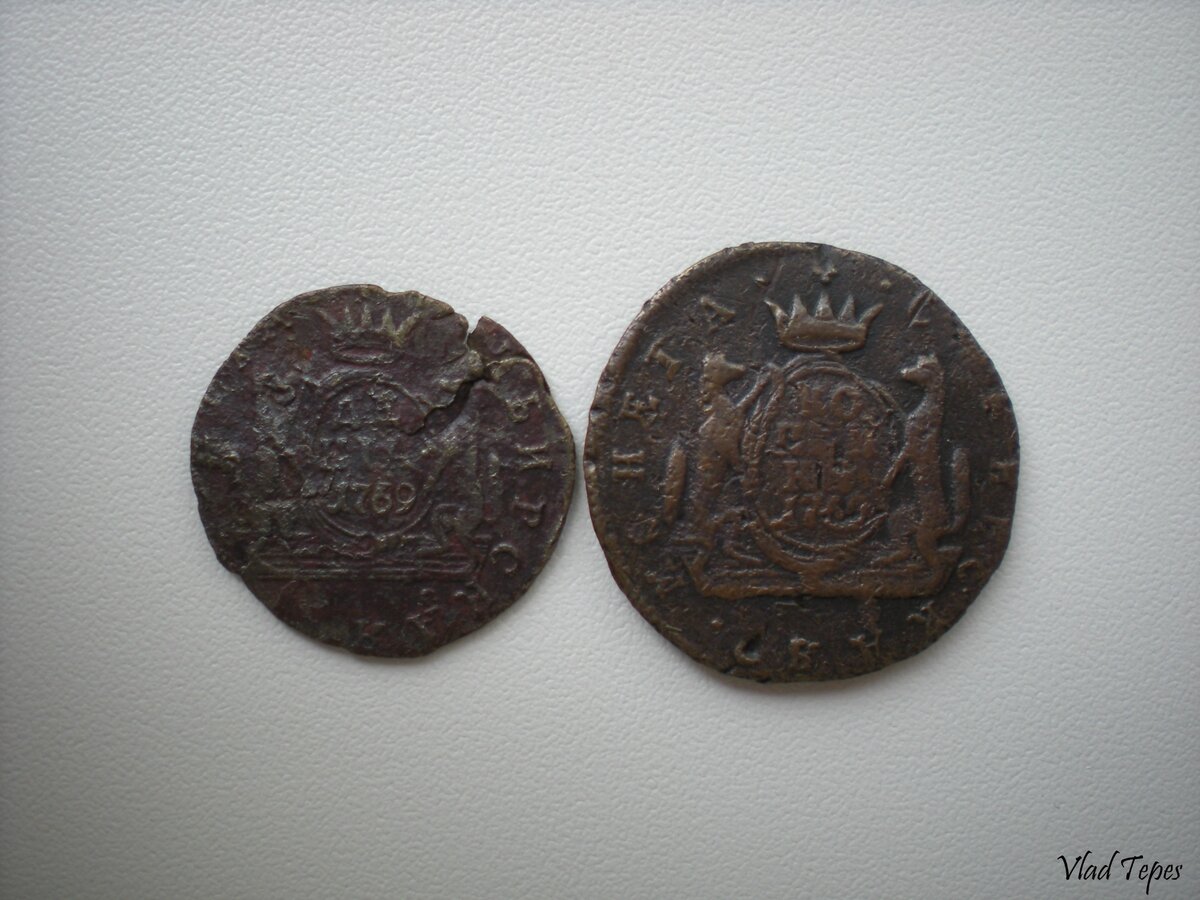 На фотографии представлены реверсы медных сибирских монет: денги и копейки (последняя цифра даты копейки плохо видна - никак не дойдут у меня руки начать заменять царскую медь на монеты более высокой степени сохранности - так и хранятся ещё со студенческих времён в моём скромном домашнем собрании)