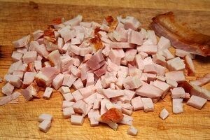     Лук, морковь, чеснок и картофель очистите от кожуры, затем под струей проточной воды тщательно обмойте все очищенные овощи. Морковь натрите на средней терке, лук нарежьте на мелкие кубики. Картофель нарежьте средними кубиками. Хорошо переберите и промойте горох. Чеснок пропустите через чесночный пресс. Все ингредиенты разложите по разным тарелкам.   