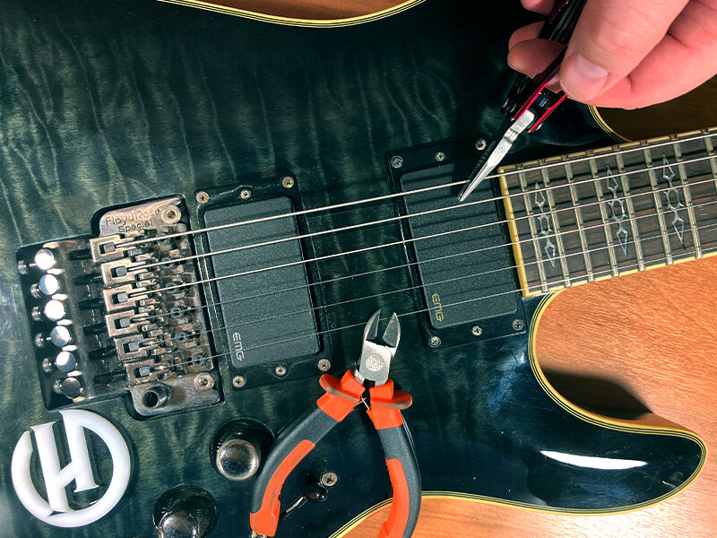 Приспособление для намотки струн на гитаре. Машинка для струн бас гитары. Как снять струны с гитары. Крепление струн. Замена струн.