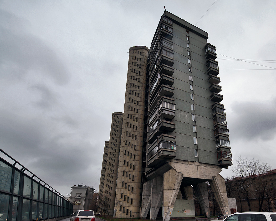 Дом на ножках в москве. Дом на курьих ножках Москва. Дом на курьих ножках Питер. Дом на курьих ножках Смоленский бульвар. Фрунзе Бассейная дом на курьих ножках.