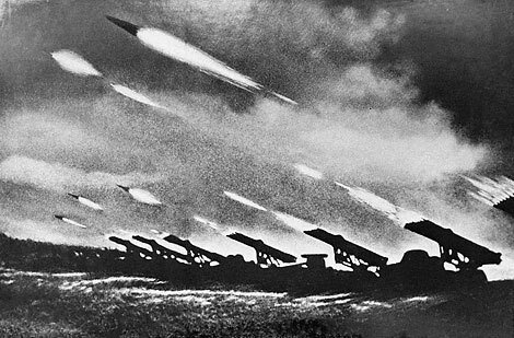 Залпы реактивных установок БМ-13 (Катюша) во время наступательной операции Багратион. Июнь 1944 г