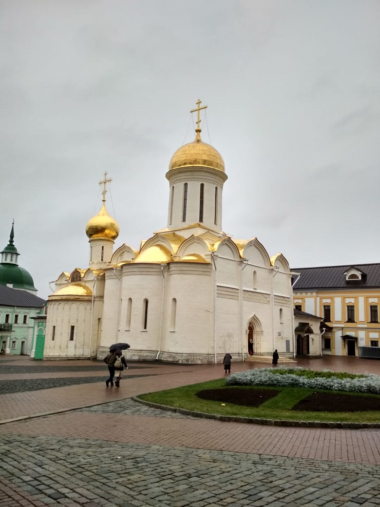 Троицкий собор - сердце  Лавры, здесь мощи Преподобного Сергия Радонежского.