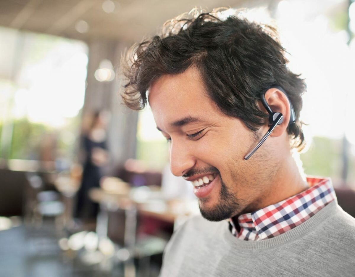 Человек с гарнитурой.