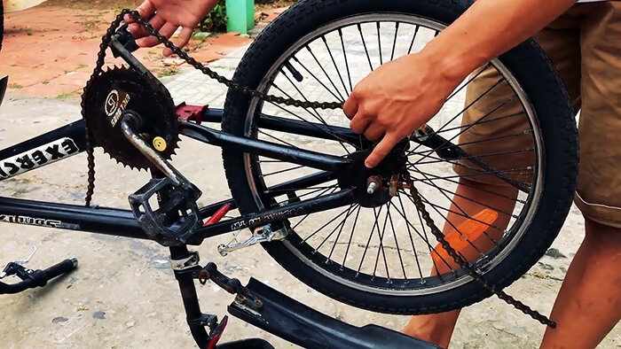  Для переделки велосипеда в электровелосипед продаются специальные наборы с мотор-колесом. Это бюджетное достойное решение, но не позволяющее добиться нормальной скорости передвижения.-2