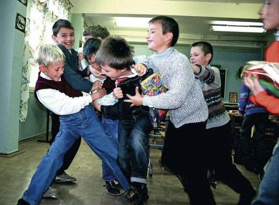 Полилог на перемене. Ученики на перемене. Полилог на перемене. Ученики на перемене. Школьники в коридоре школы.