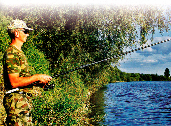 Чтобы попробовать вкус приключений ловли усача на удочку, можно выбрать два способа: либо терпеливо искать крупную рыбу, либо спокойно и приятно
ловить усача средней величины.