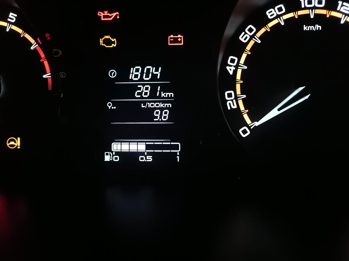 Сфотал бортовой компьютер. Вторая строка, это пробег автомобиля с новья.