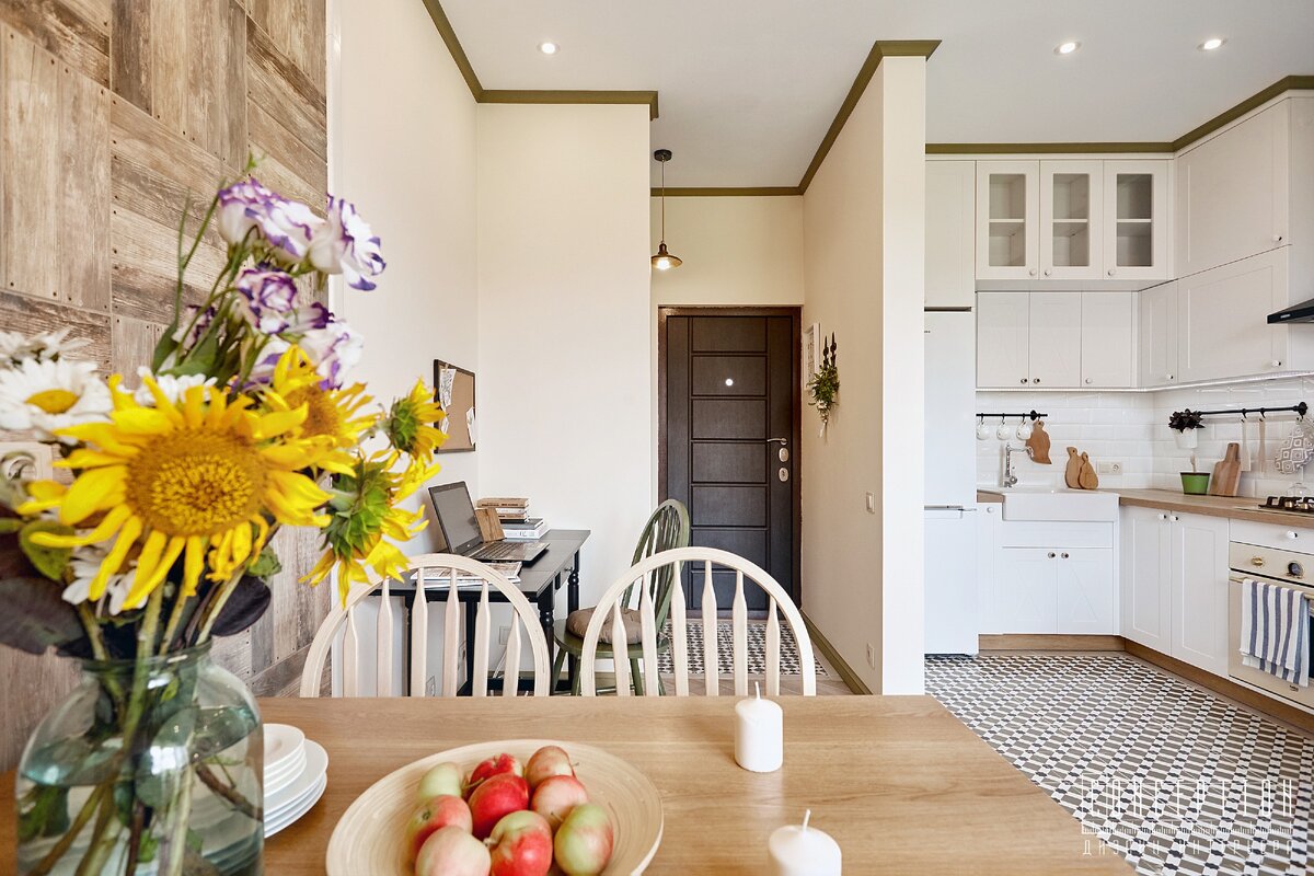 Квартиру выполнили в светлых тонах. Основу гаммы составили бежевые и теплые деревянные оттенки. 