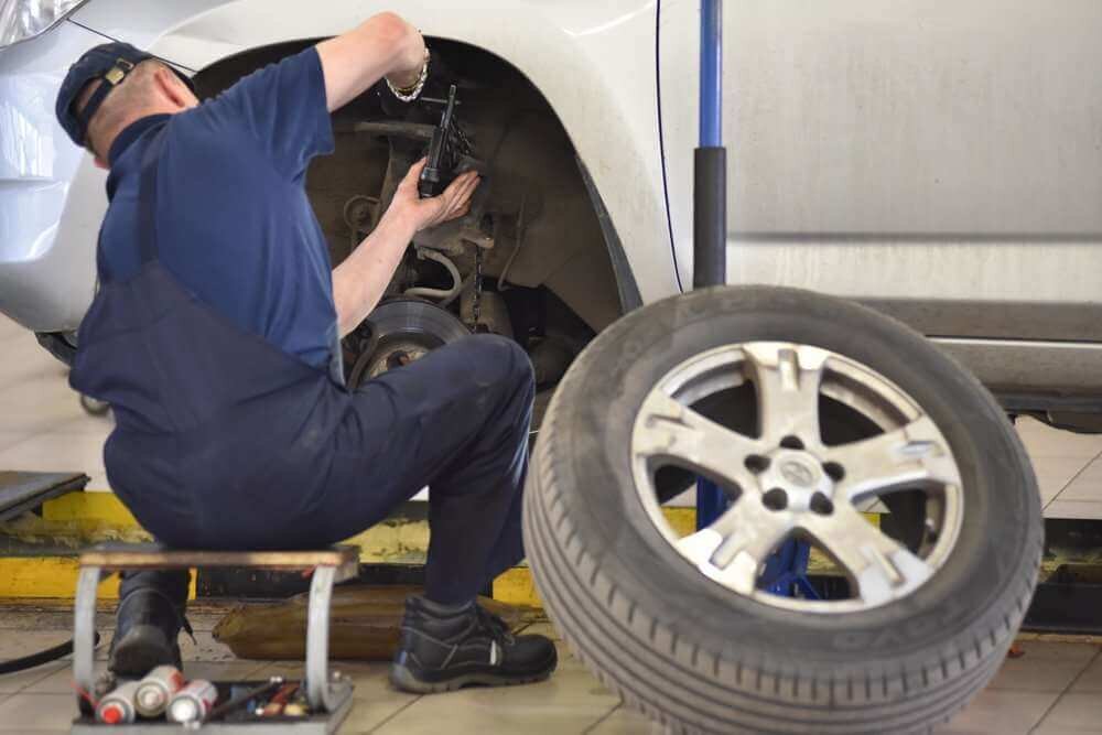 Фото: Техническое обслуживание машин и сезонная смена покрышек в автомастерской / Антон Кардашов / Агентство «Москва» 