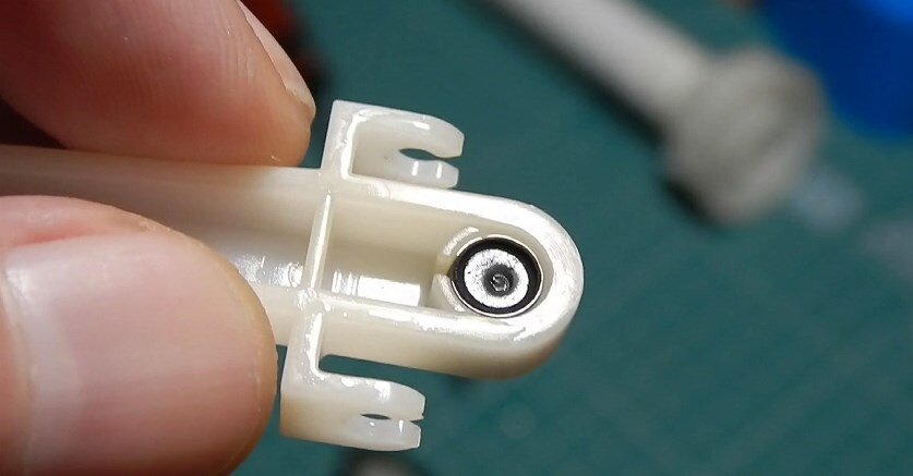 Видно, что прокладка выработана - углубление, а должна быть ровная поверхность.