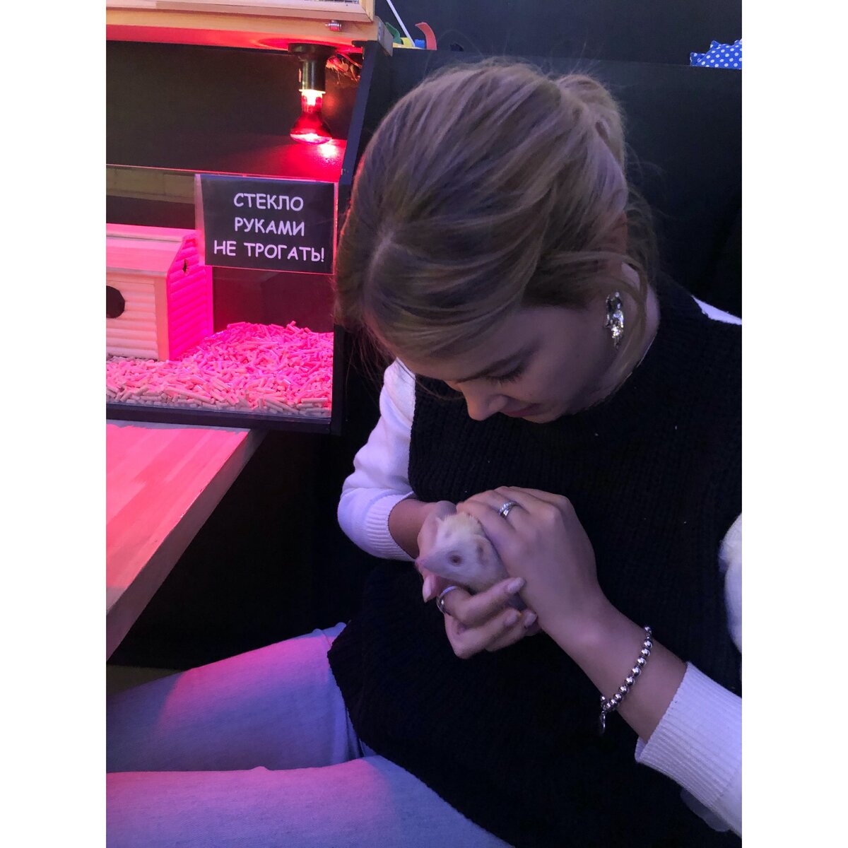 ... а друзьям хоть и понравились колючие малыши, идея самого кафе - нет.