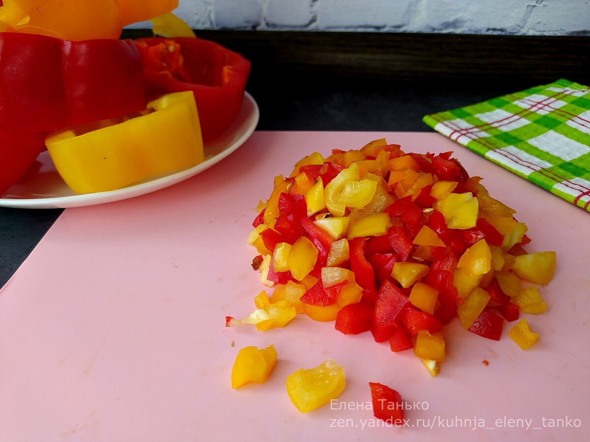 "Шляпки"  и "донышки" нарезаю кубиком, приблизительно 1см/1см. 