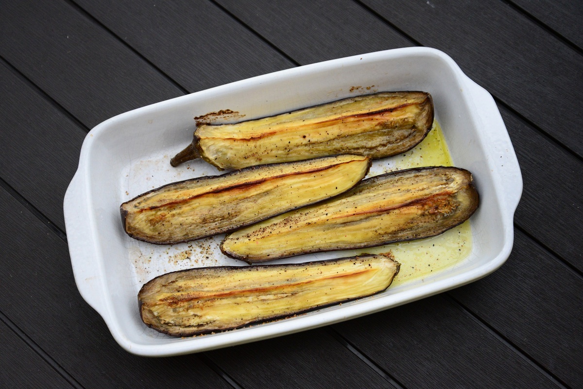 https://pixabay.com/photos/eggplant-baking-lunch-kitchen-food-4949842/
