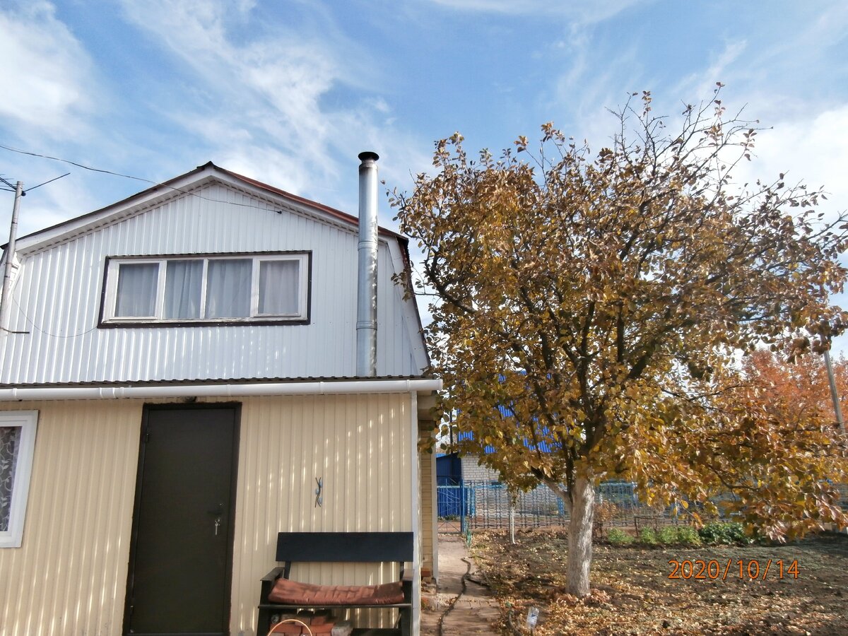 Это входная дверь на дачу.