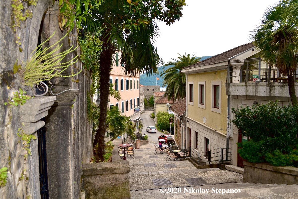 Улица - лестница Херцег Нови