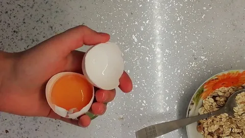 Отделяем белок от желтка.