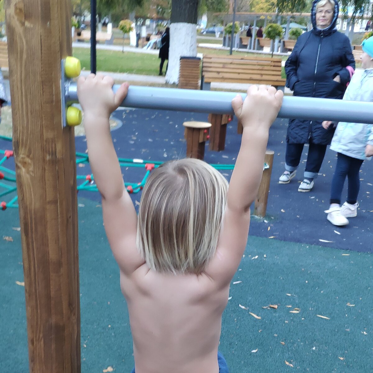 Октябрь, +10. Сын занимается спортом. 