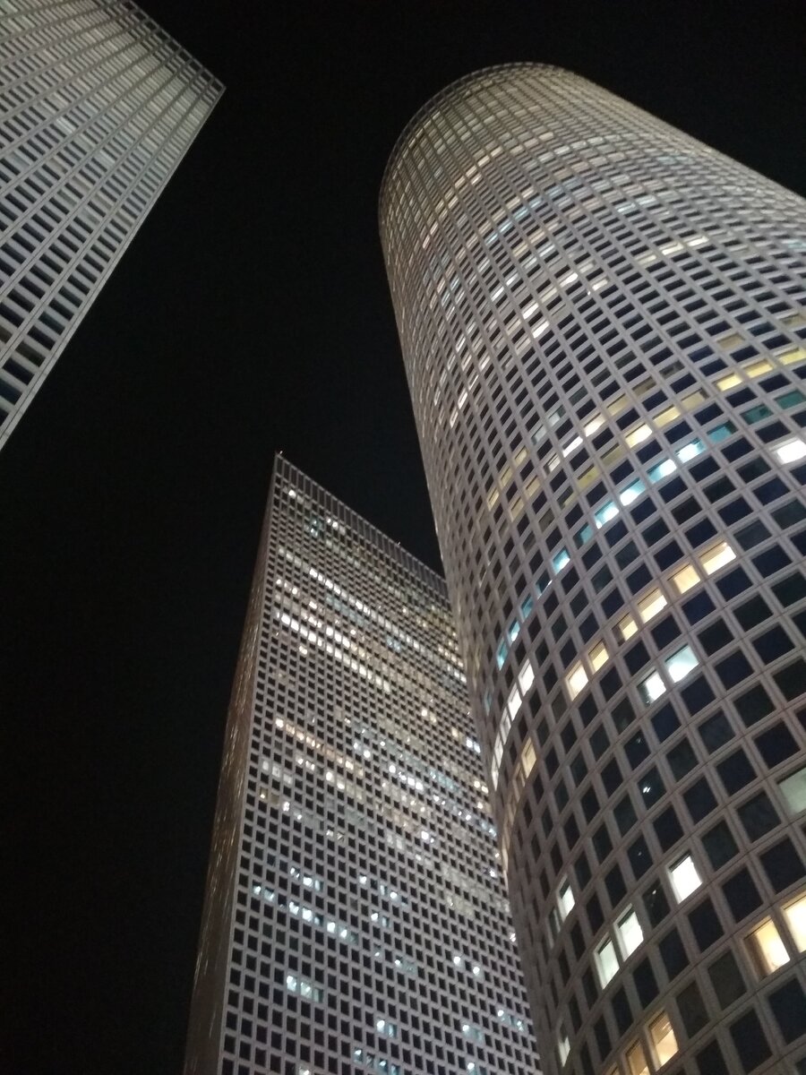 Торговый центр "Азраэль" в Тель-Авиве.