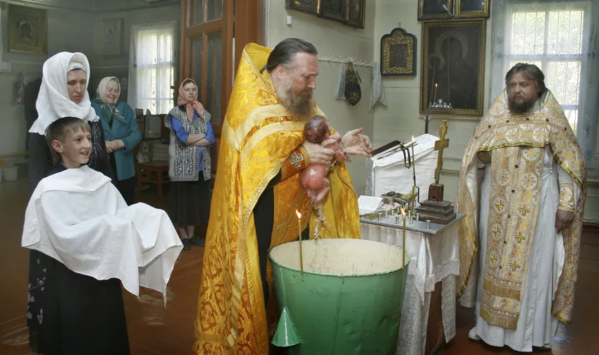 Крещение младенца у старообрядцев