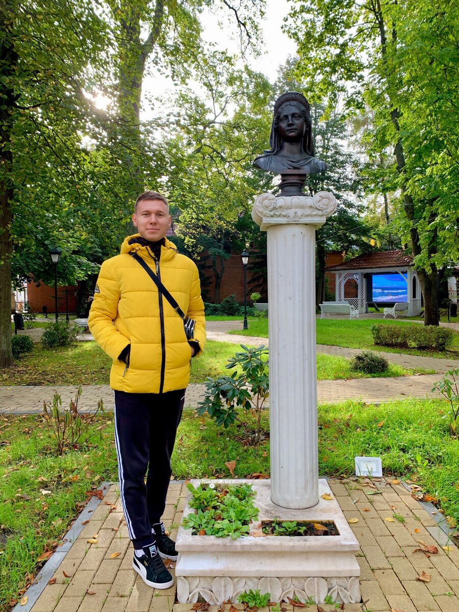 У постамента Луизы. Фото автора.