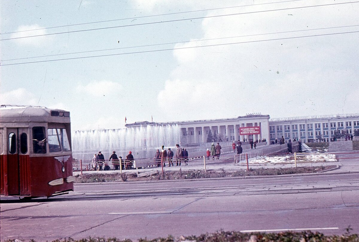 Красный день календаря. Центр Ташкента, после праздника 7 ноября. 1975 г.  Часть 1-я. | Tashkent Retrospective | Дзен