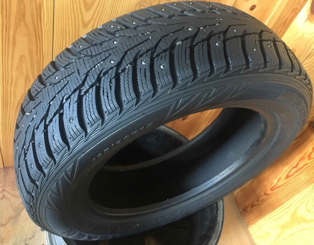 Преимущества: отзывчивая управляемость, 20-рядная схема ошиповки, плотная ламелизация шашек протектора, малошумность.