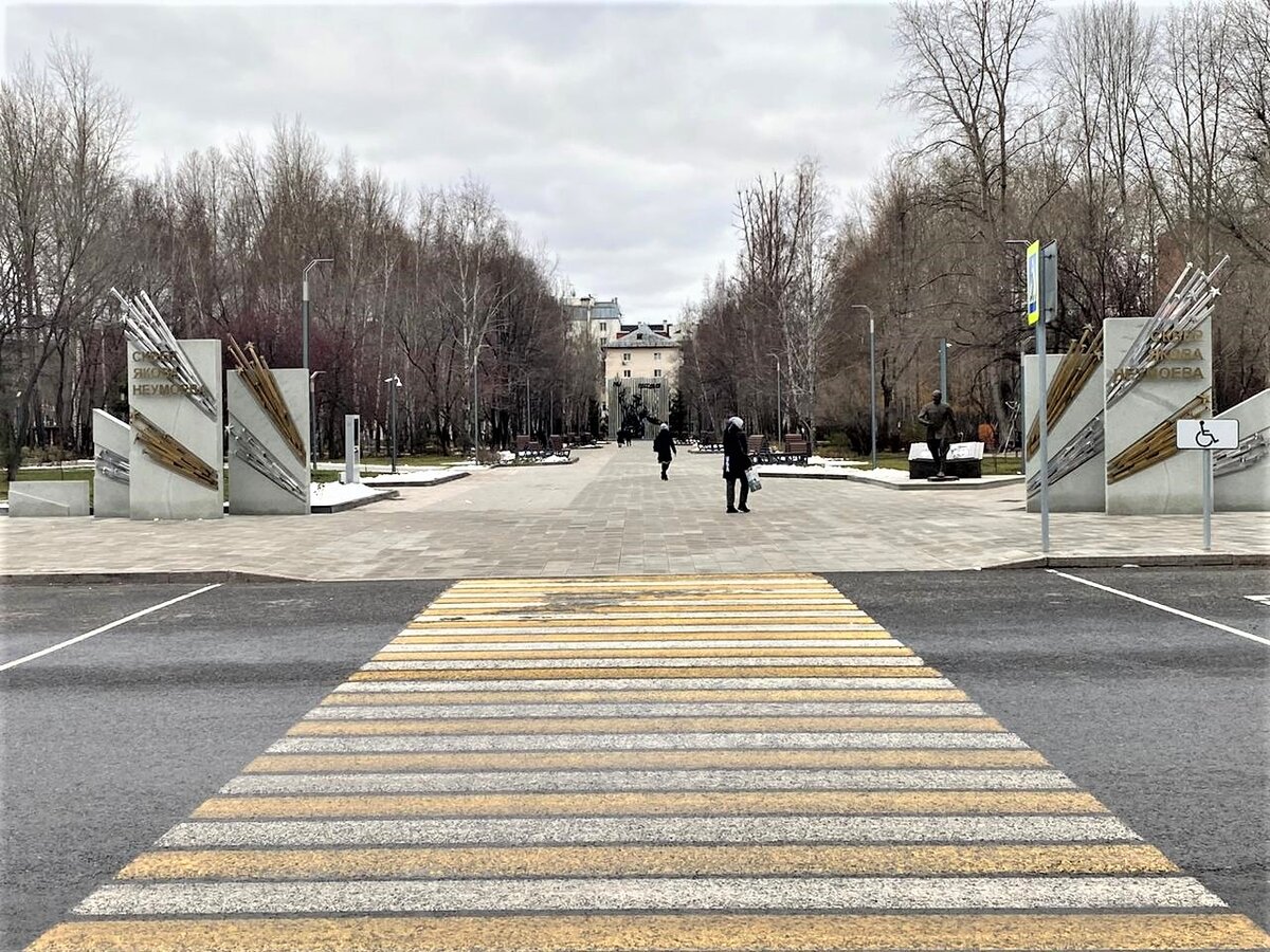 Так выглядит сквер Якова Неумоева со ступеней выставочного зала. Сквер находится в Ленинском районе города на улице Севастопольской.
