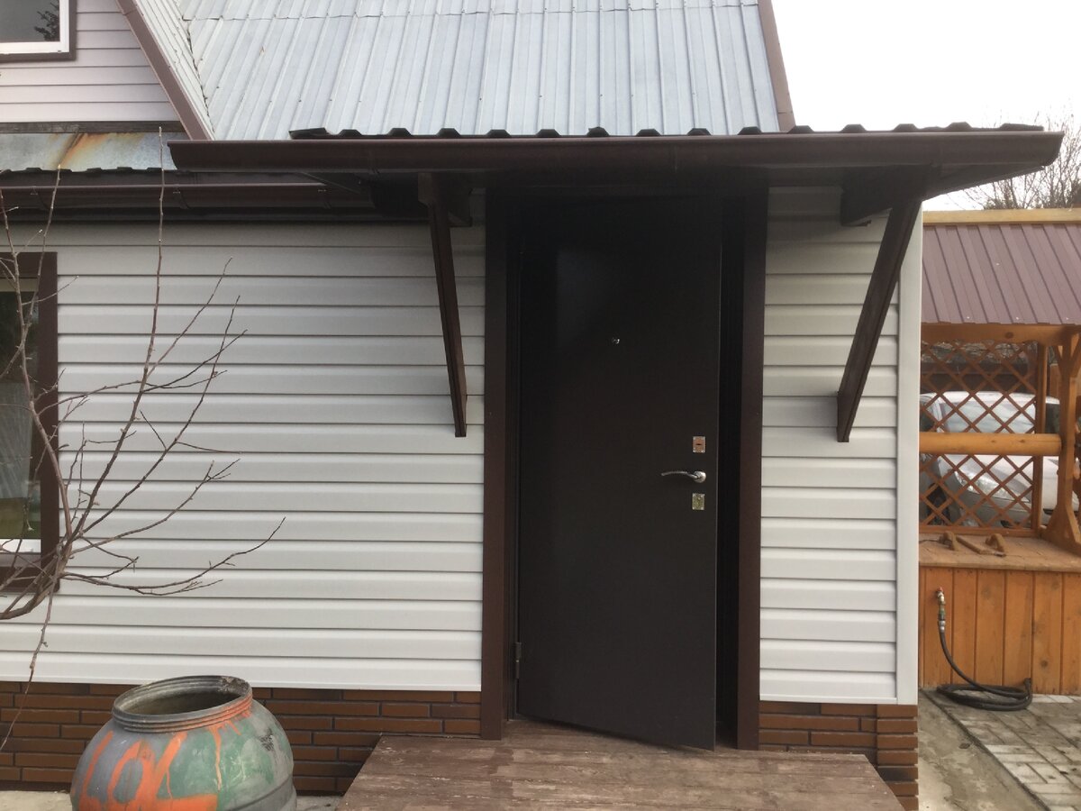 Отлив, чтоб не капало с козырька. Сделано сыном.