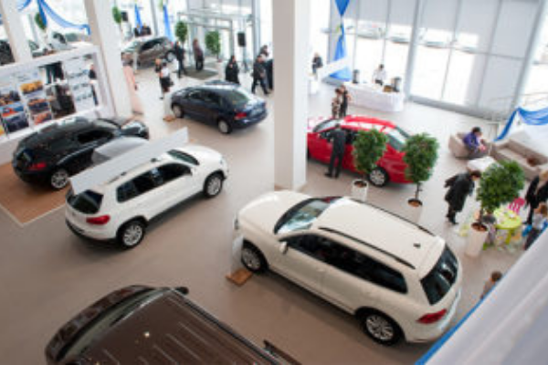В стране резко выросли цены на автомобили из салонов