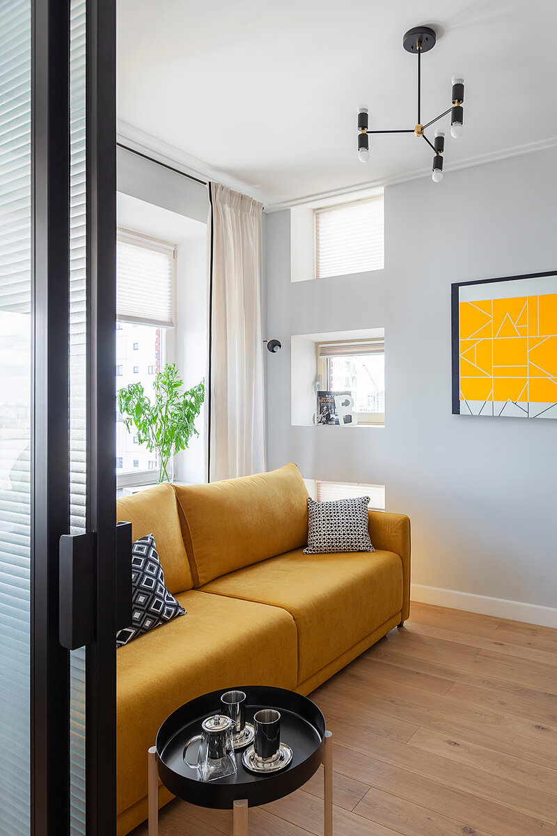 Изюминку в помещение вносит необычное архитектурное решение дома — три небольших окна квадратной формы. Одно из них задействовали в качестве открытой полки.