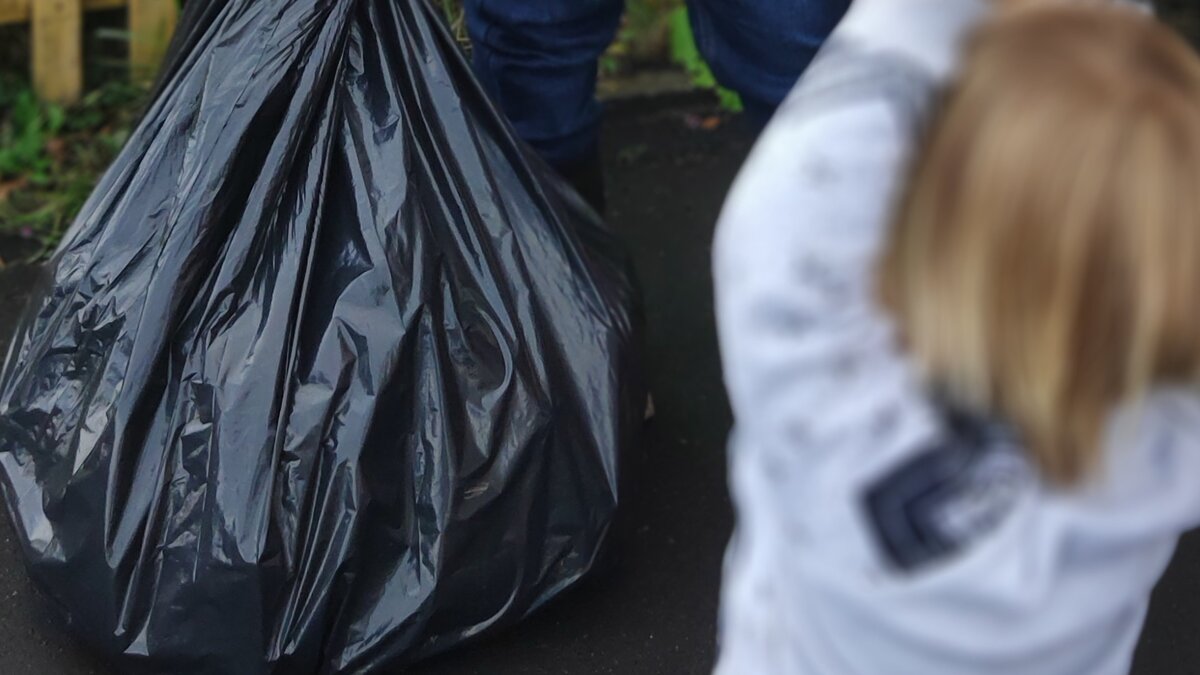 В день выходило по 2 больших мешка, то есть по 50 рублей