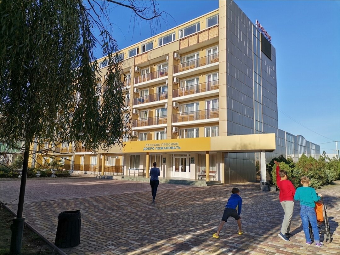 Главный корпус пансионата "Украина" 