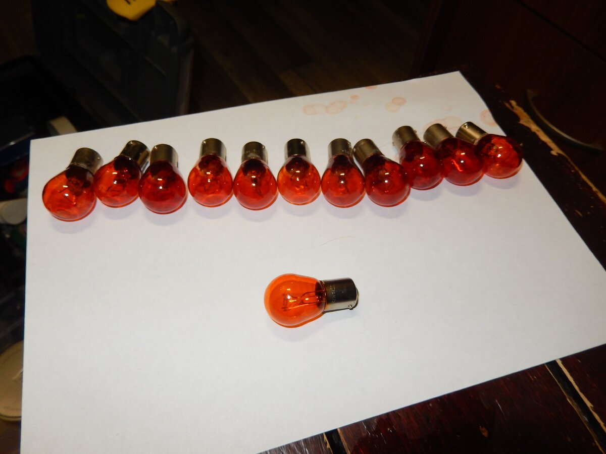 Покрашенные лампочки  P21W, на переднем плане фирменная немецкая янтарная лампочка  PY21W фирмы Hella.