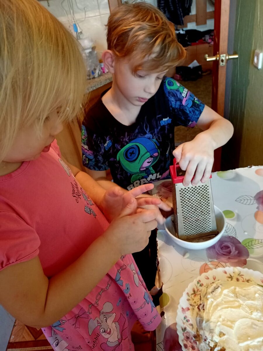 Крем самый простой: сметана, сгущенка, масло. А потом без шоколада не обойтись