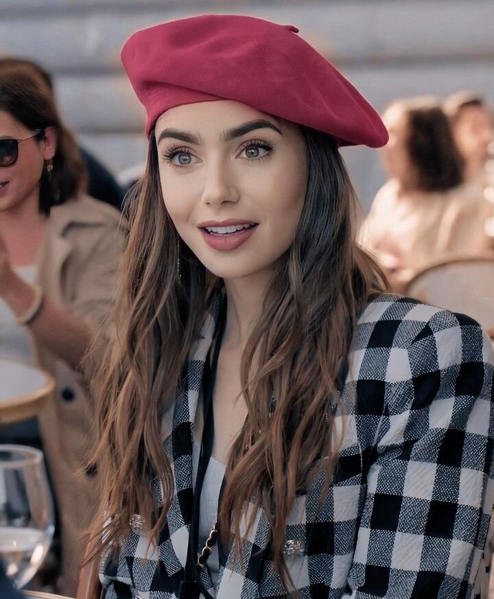 Лили  Коллинз в роли Эмили Купер