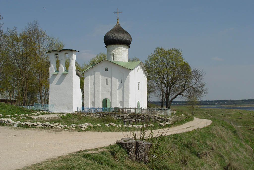 Выбуты - родина святой равноапостольной княгини Ольги. Выбуты - погост в Тямшанской волости Псковского района Псковской области. Погост расположен на левом берегу реки Великой в 12 км выше Пскова, у сёл Раздолье и Кузнецово.
