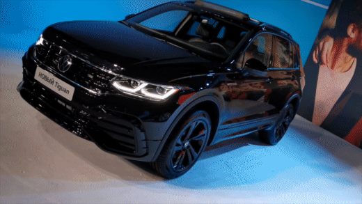 Бет-мобиль, так можно назвать Тигуан в полностью черном исполнении)