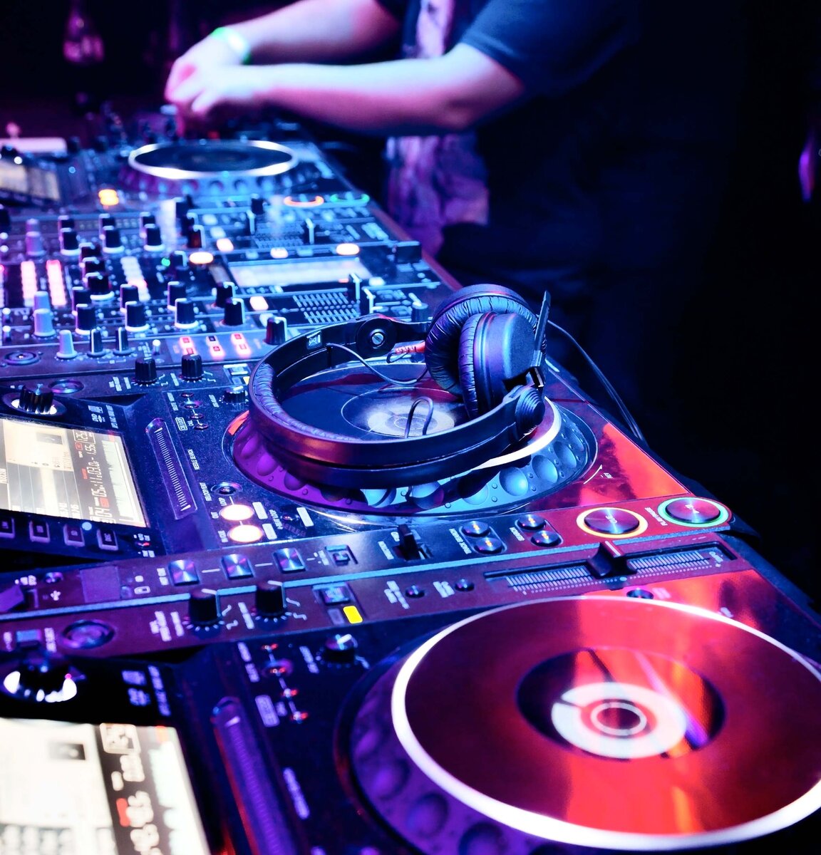 Аудиофилы спасают производителей дорогой аппаратуры, а если быть точным, то дают им возможность заработать на буковках "Hi-Fi"  или "Hi-End". 