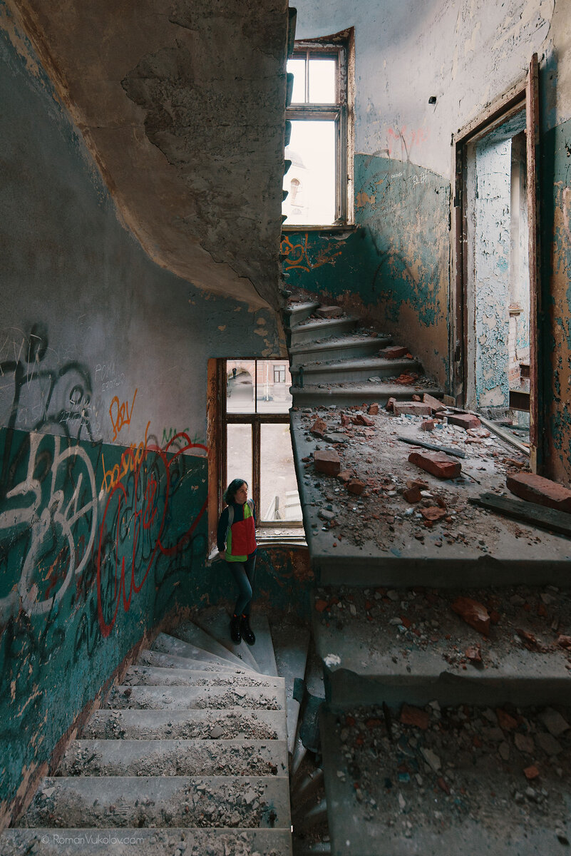 Стены лестниц теперь украшают совсем другие «фрески», а от перил не осталось и следа. Фото: Роман Вуколов.