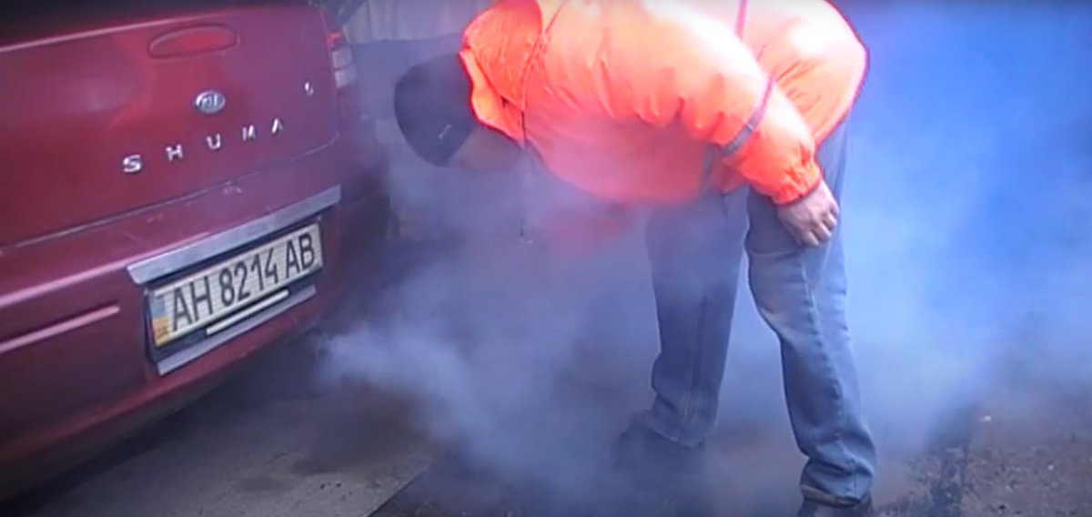 «Масляный» дым может иметь различные оттенки — от прозрачного голубого до густого сине-белого