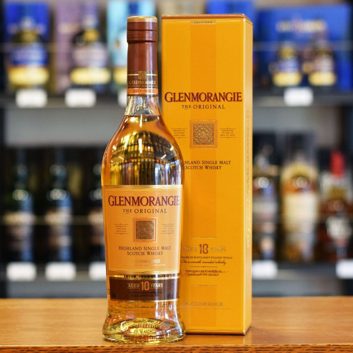 Glenmorangie

"The Original" — самый молодой виски Glenmorangie, его выдерживают десять лет в бочках из-под бурбона? минимум столько времени необходимо для полного развития букета. Поэтому виски полон тонких ароматов, многолик и способен заинтриговать. 

Но перейдем же скорее к самому напитку.

Цвет: светло-золотистый.

Аромат: оттенки мандарина, ванили и едва заметной ноткой дыма. Плюс цветочные ноты и совсем чуть-чуть присутствуют хлебные тона.

Вкус: Сбалансированный, наполнен ореховыми и медовыми нотами.
 
Послевкусие приятное, мягкое и чистое.
