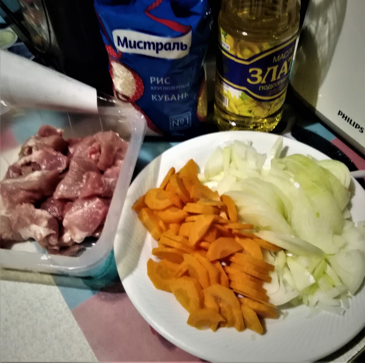 Мясо нарезаем кубиками, морковь и лук полукольцами.