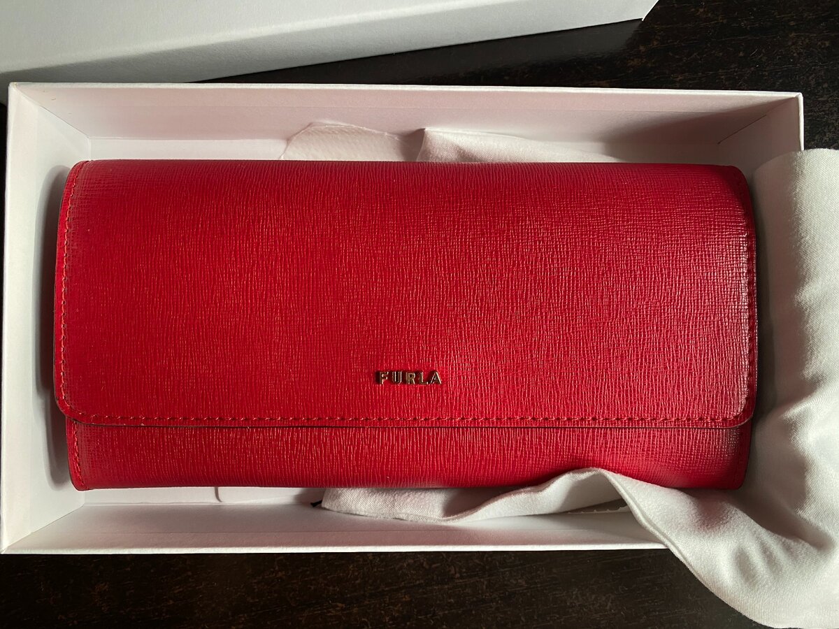 Муж угадал на все 100%... Мой кошелек уже начал рваться сбоку и обновочка как раз кстати. В живую цвет немного другой...