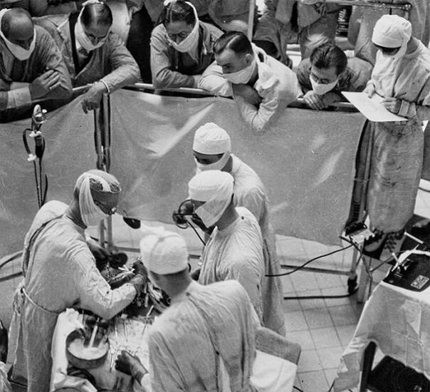 Когда была первая операция. Кушинг хирургический медицинский. Бови это в хирургии. Фото на носилках в хирургии. Harvey Cushing foto.