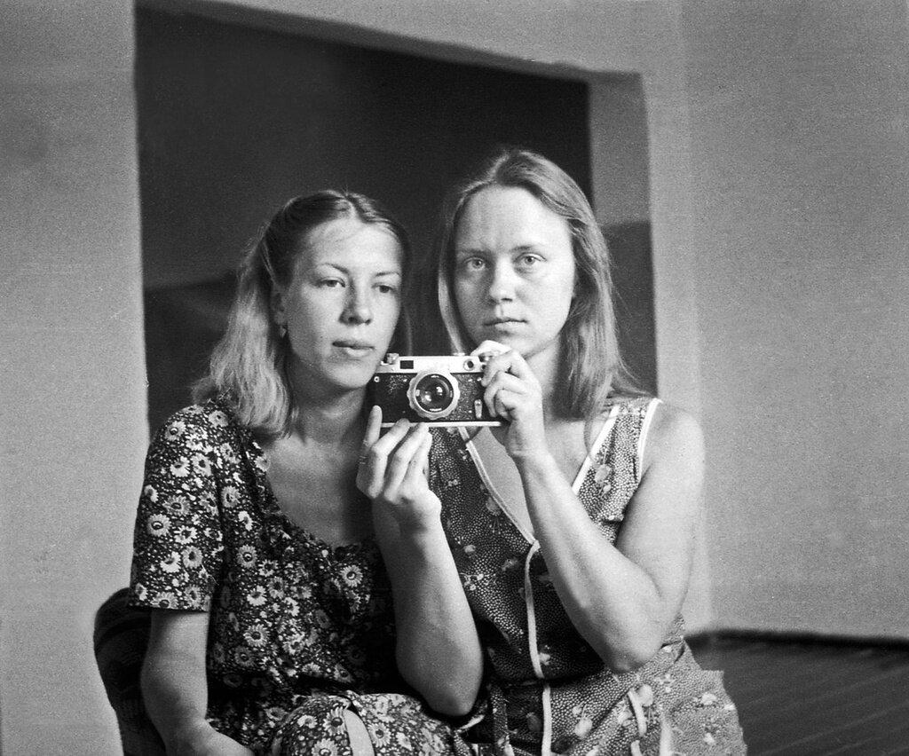 «Сказ про то, как раньше селфи снимали»
Светлана Кружкова, 1 июля 1982 - 31 августа 1986 года, из архива Павла Сергеевича Сухарева. 
