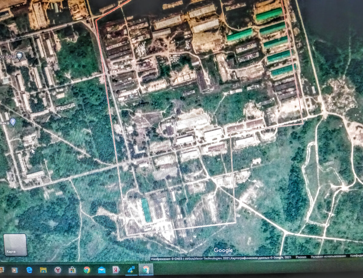      Гарнизон дивизии , в настоящее время прекратившей свое существование даже без войны и боевых потерь , только лишь благодаря усилиям руководства страны и Министра Обороны . В левой части жилой городок , в правой части и ниже расположения частей дивизии . И если жилой городок ещё почти весь уцелел , то большая часть казарм , парков и складов уничтожена .