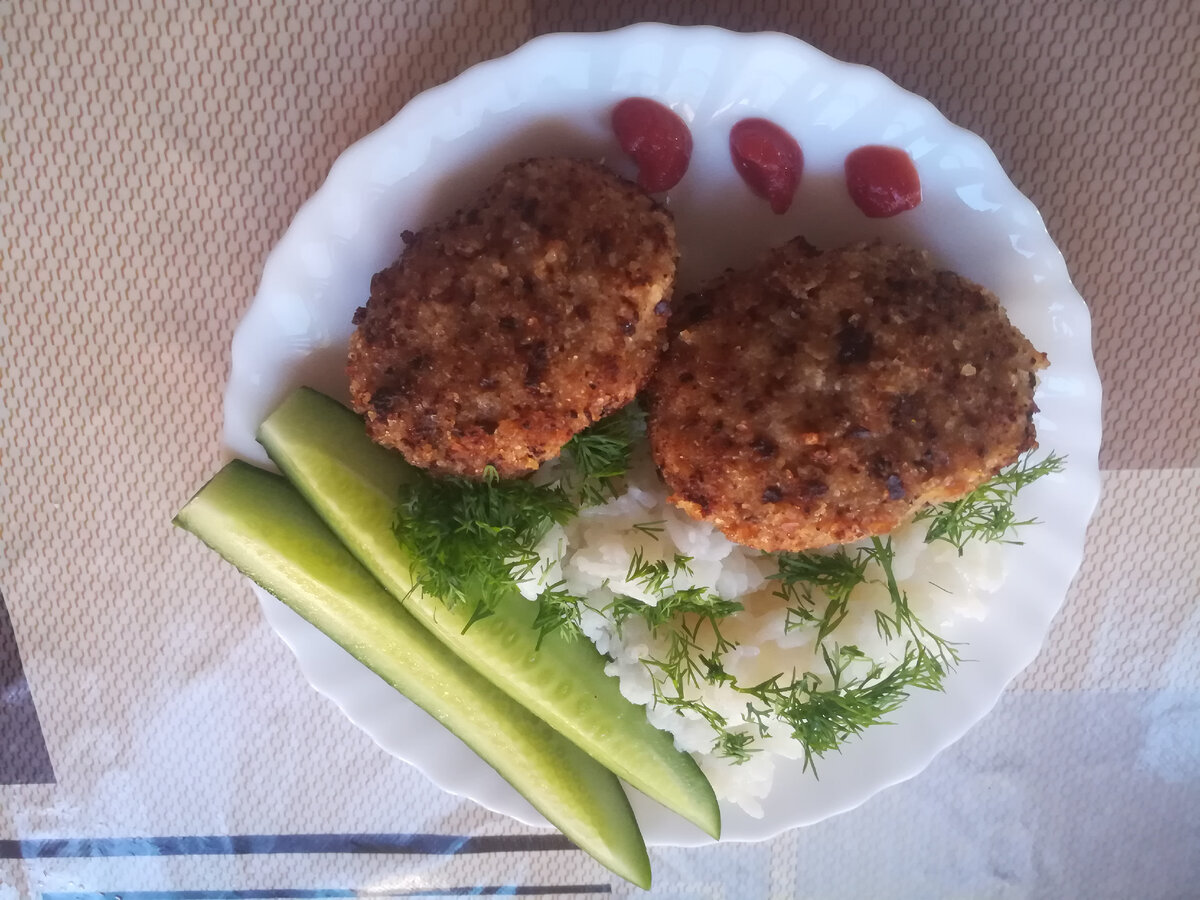 Мясные котлеты  с обжаренными овощами